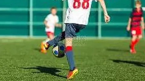 72岁仍似青春？婚纱界女王吊带裙亮相受赞誉，实拍皱纹明显